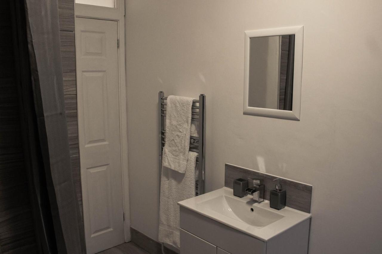 Business Friendly 3Br Home - King Size Beds & Centrally Located Суонси Экстерьер фото