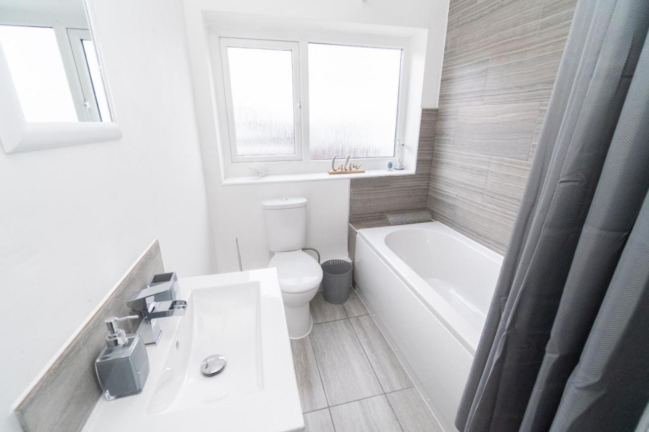 Business Friendly 3Br Home - King Size Beds & Centrally Located Суонси Экстерьер фото