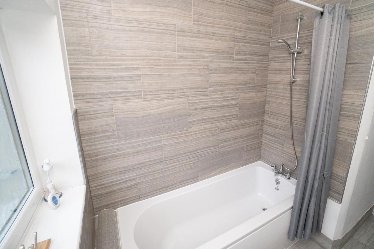 Business Friendly 3Br Home - King Size Beds & Centrally Located Суонси Экстерьер фото